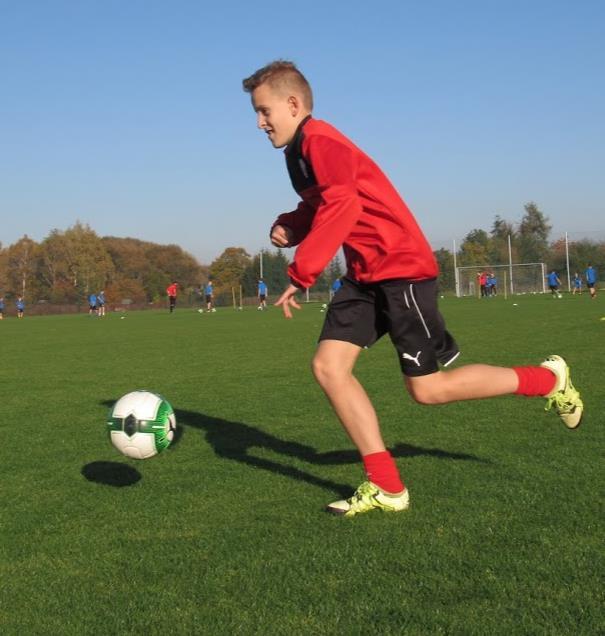 postavíme 2 pětimetrové branky s brankáři U základních čar si připravíme rezervní míče Trenér stojí vždy tak, aby měl optimální výhled na situace Při obcházení si trochu předkopni míč Hra 4 na 4 s