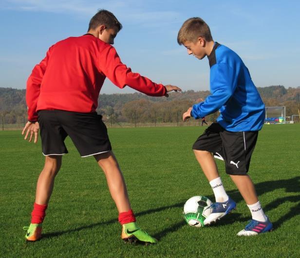 PRAXE: Různé formy tréninku Útočné situace 1 na 1 v čelním postavení 1 proti 1 v čelním postavení útok Kreativní hra 1 proti 1 je nezbytná na všech pozicích, a proto musí být pravidelně zahrnuta do