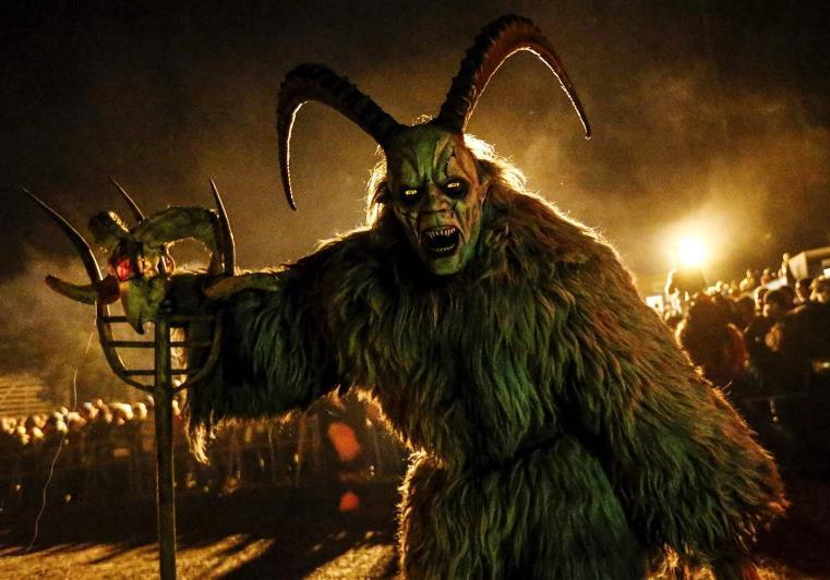 Krampus Jsme za polovinou měsíce prosince, máme za sebou nadílku od Mikuláše a jeho pomocníků čertů. S čerty se během vánočního času setkáváme v pohádkách. Ale jak má vypadat správný pekelník?