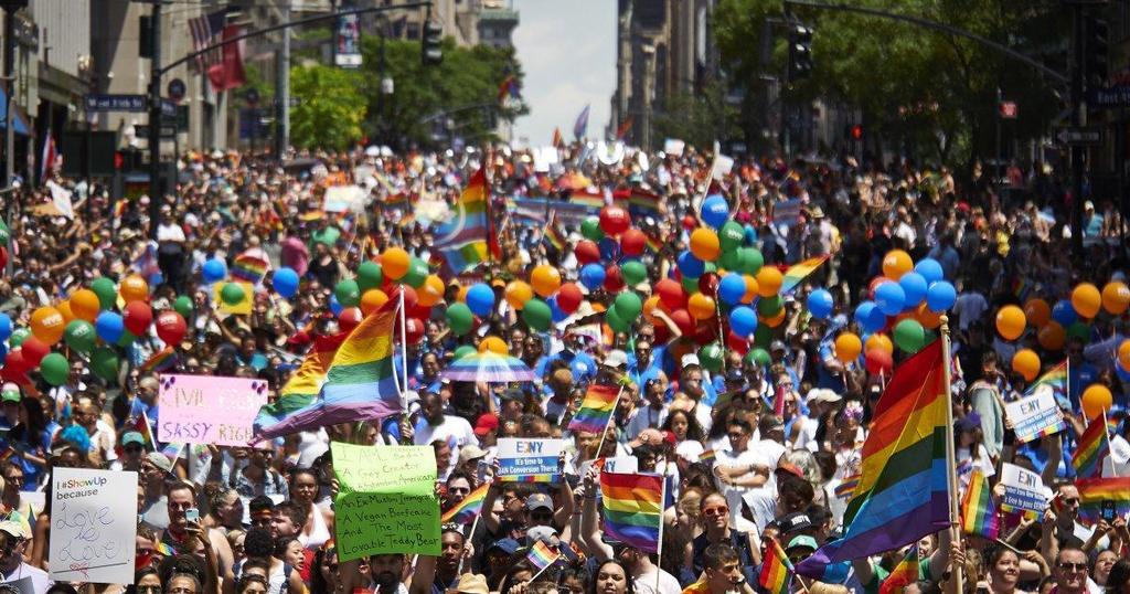 4) HOMOSEXUALITA V Bibli máme mnoho míst, které o homosexualitě mluví, kromě Gen.19 je to Lv.18:22, Lv.20:13, Řím.1:18-23, 1.Kor.6:9, 1.Tim 1:10. Vždy Bůh hřích homosexuality odsuzuje.