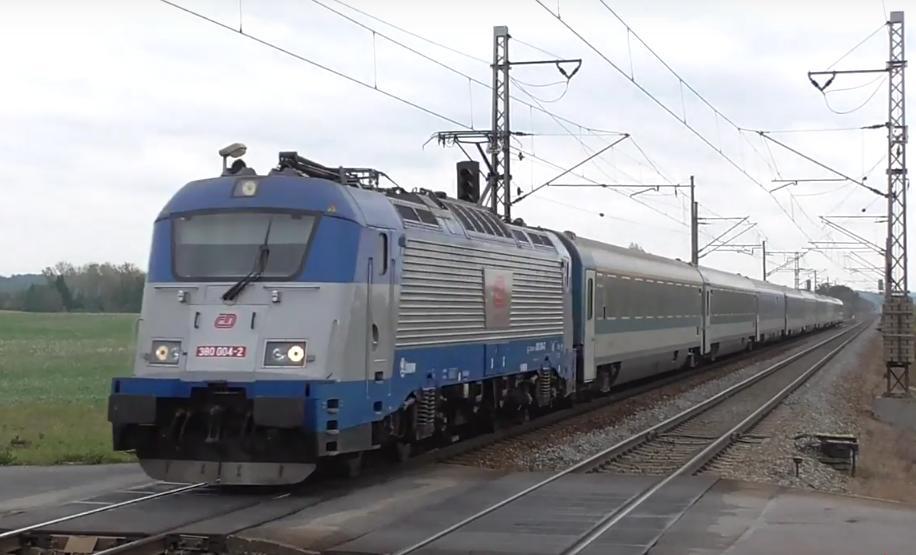 Obr. 4.6. Lokomotiva řady 380 v čele vlaku EC 173 Hungaria [6] 4.3.3 EC 282 Slovenská strela Třetím denním vlakem, jenž byl vybrán jako vzorová souprava, je vlak Slovenská strela, jenž spojuje hlavní nádraží v Praze a Bratislavě.