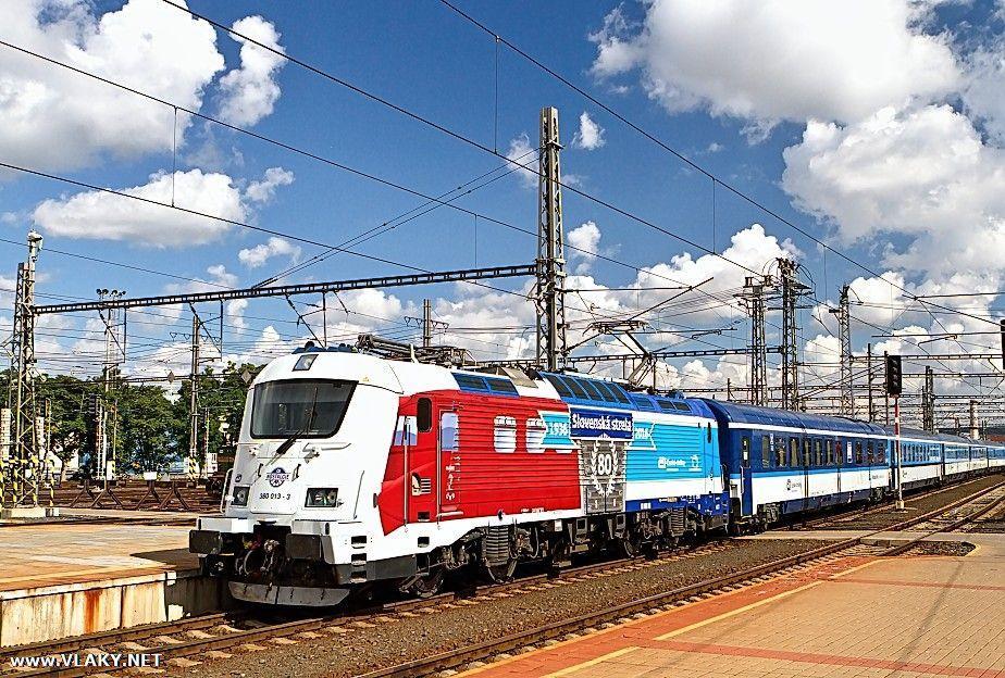 Obr. 4.7. Lokomotiva řady 380 v čele vlaku EC 282 Slovenská strela [7] 4.3.4 EN 442 Bohemia Poslední vybranou vzorovou soupravou je noční expres, jenž kromě cestujících přepravuje i jejich osobní automobily.