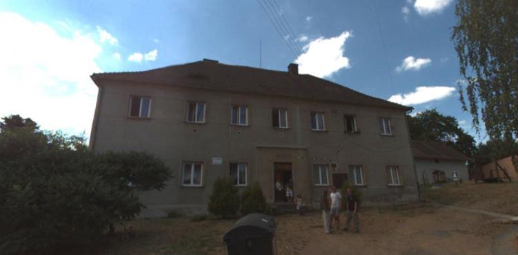 Celkově je stavebně technický stav bytového domu zhoršený, byty v patře již morálně zastaralé, jeden byt bez sociálního zařízení. Dvě kolny, pozemek celkem 985m2. Prodej 03/2016.