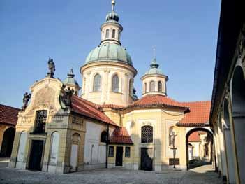 toulky Za Babinským a jeptiškami Na místo startu můžeme dojet tramvají na konečnou Sídliště Řepy či dojet vláčkem do stanice Zličín. Zde najdeme informační tabuli Řepské naučné stezky.
