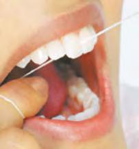 vaných metod. Kontrolu čištění zubů mohou rodiče provádět pomocí tablet k detekci zubního mikrobiálního povlaku, které dítě rozkouše a následně si vypláchne ústa vodou.