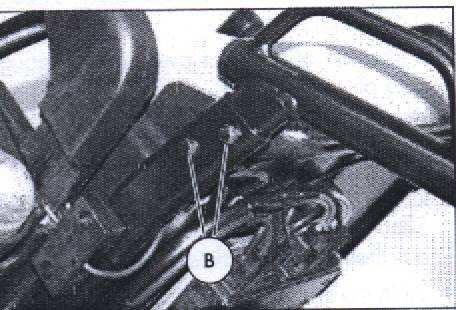13 - Zajistěte vozík proti nechtěnému rozjezdu (viz kapitola Brzdy) - Povolte šestihrannou matici (A, obr.13). - Odstraňte stavěcí šroub (B).