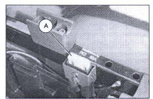 OSVĚTLENÍ 54 Před výměnou vadné žárovky vozík vypněte a vytáhněte hlavní pojistku (A, obr. 59).