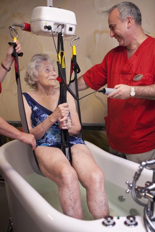 šířkově nastavitelným, výkyvným ramenem FlexiBar, které spolu s možností tří i čtyřbodového zavěšení asistenčního vaku nabízí snadné uzpůsobení pacientského závěsu proporcím přepravované osoby.