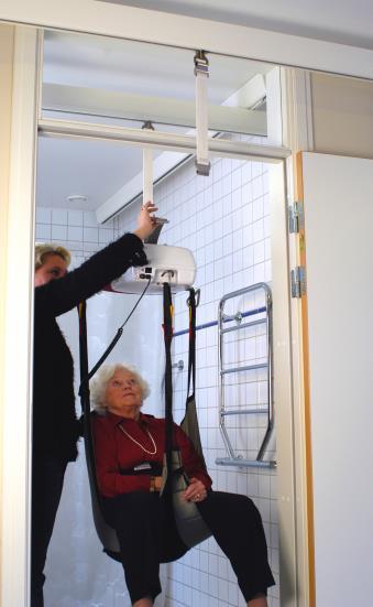 STRUČNÝ POPIS Stropní zvedací a asistenční systém Roomer švédského výrobce Human Care, je systém kolejnic, zvedacích jednotek a speciálních