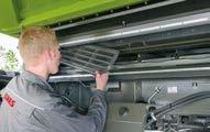 Současně integrovaná hydraulická pojistka proti přetížení spolehlivě chrání před poškozením způsobeným cizími tělesy a umožňuje využívat stroj bez rizika na samé hranici jeho výkonu. Koš MULTICROP.
