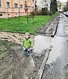 Městští strážníci tu 50 rezidentům dávají pomalu 2x denně pokuty za špatné parkování... Celé to budí už dojem, že nás z Prahy 4 chtějí vyštvat stůj co stůj... postěžovala si místní obyvatelka.