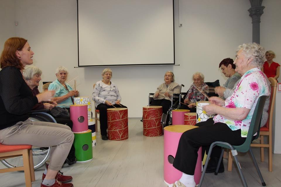 Sociální práci s prvky muzikoterapie jsme realizovali v Domově pro seniory v Žatci a v Domově pro seniory v Podbořanech.