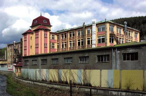 Obr. 3 Tkalcovna česané příze Hlawatsch & Isbary, Kraslice, 2008. Foto Lukáš Beran. Obr. 4 Tkalcovna prýmků Franz Gabler, Krnov, 2008. Foto Lukáš Beran. směsi, zatímco vpadlé parapetní vyzdívky jsou odlišeny režným zdivem.