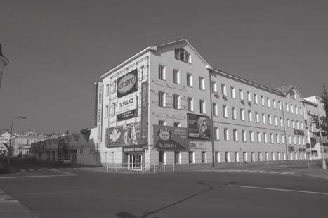 Patrová budova měla být původně provedena shodným způsobem jako budova z roku 1890. Nakonec byla zvýšena o jedno podlaží a propojena se šedovým sálem, spojení zajišťovalo úzké schodiště.