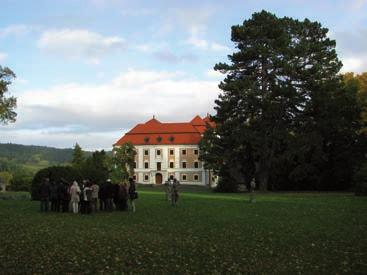 Karel Drhovský se ujal nesnadného úkolu a fundovaným výkladem doprovázel účastníky semináře na všech navštívených objektech, a to jak v zámeckých, tak v parkových areálech. Přednášky: Ing.