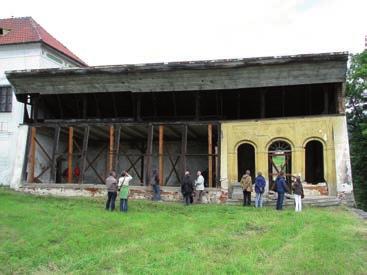 Odborná exkurze německých oranžeristů, Vyšší Brod, klášterní oranžerie v havarijním stavu. Literatura: Trendy a tradice 2008, sborník, Zahradnická fakulta MZLU v Brně, Lednice 15. 16.