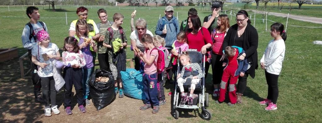 Zhlédli jsme, jak se takové trubičky vyrábí a pak uţ následovalo to, na co jsme se všichni těšili, vlastnoručně si kaţdý z nás stočil voňavou a vynikající trubičku.
