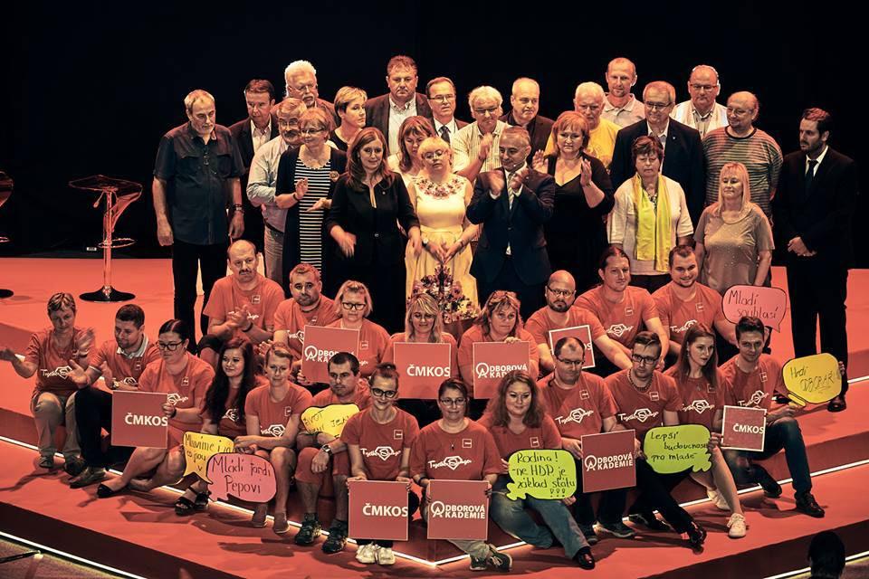 AKTUÁLNÍ TÉMA Manifestační mítink Konec levné práce Předseda OSPPP František Hupka na mítinku s dalšími předsedy odborových svazů a odborovou akademií. Za práci odpovídající mzdu?