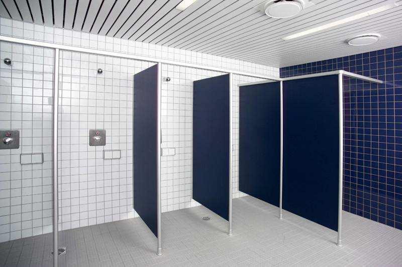 příčky oddělující WC, sprchové stěny a převlékací kabinky.