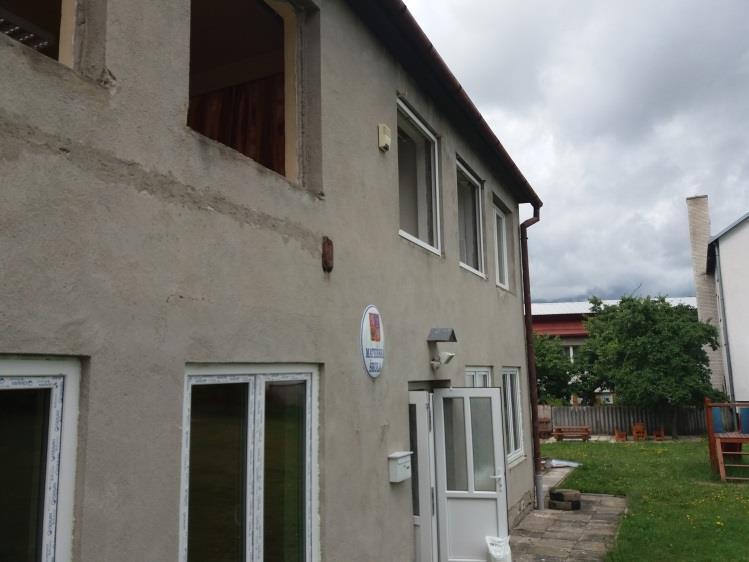 Naši milí brigádníci (důchodci) pánové Kuba, Brychta, Pulkrab v září zbourali rozpadající se opěrnou zeď za budovou bývalé školy směrem k MŠ, která hrozila zřícením na kolemjdoucí.