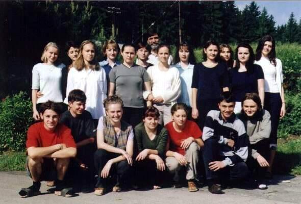 Gymnázium J.M.Hurbana 27 Ročenka 2000/2001 3.D Muchová Katarína Neexistuje nič, čo by sme nezvládli. 1. Činčala Viliam 2. Čupková Ľuba 3. Danišková Lucia 4. Duraj Vladimír 5. Gašperíková Katarína 6.