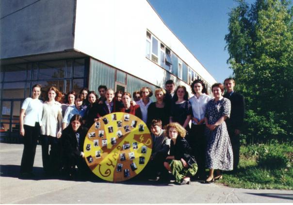 Gymnázium J.M.Hurbana 29 Ročenka 2000/2001 4.D - Babušíková Tatiana to bolo 20 báb a 5 chalanov, ktorí mali síce 4 roky cestu spoločnú, ale nohy ich budú bolieť vlastné.