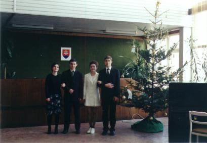 Gymnázium J.M.Hurbana 67 Ročenka 2000/2001 Vianočná akadémia Vianočnú atmosféru vniesli medzi nás prípravy na každoročnú Vianočnú akadémiu. 22.12.