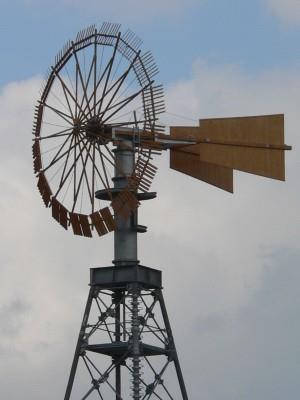2.2 Osa otáčení rotoru Podle typu větrných elektráren je můžeme rozdělit na dva typy podle způsobu osy otáčení, a to na horizontální a vertikální.