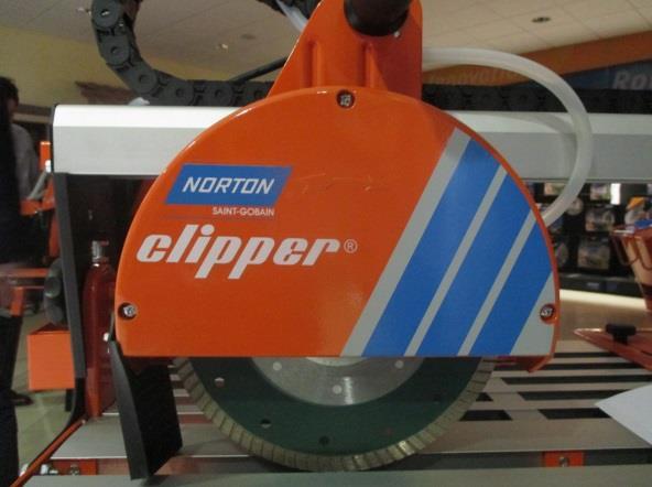 3.6 Montáž diamantového kotouče Na TR202 lze použít pouze kotouč NORTON CLIPPER s celoobvodovým segmentem o maximálním průměru 200 mm.