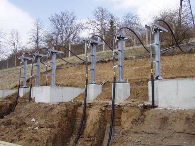 cross bondingů (podzemní betonový objekt pro uložení kabelů a stínění, který se zpravidla umísťuje nad spojkoviště - horní hrana v úrovni terénu).