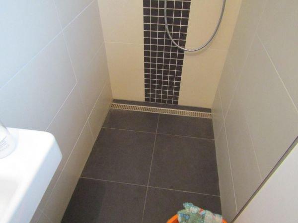H17 Hydro - mokré provozy v interiéru Zatékání vody z koupelny (mokrého provozu) do podlah a stěn Žádná sprchová vanička ve sprchovém koutě obou koupelen domu (resp.