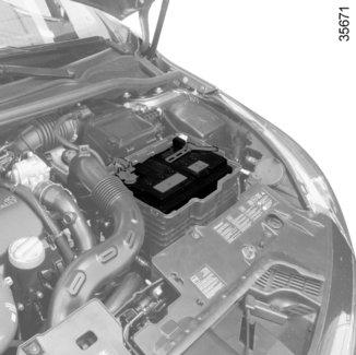 AKUMULÁTOR: odtah vozidla (2/2) Spouštění motoru akumulátorem z jiného vozidla Pokud pro spuštění motoru musíte použít akumulátor jiného vozidla, obstarejte si vhodné elektrické kabely (velký průřez)