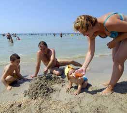 ZADARSKÁ RIVIÉRA ZATON - NIN ZATON HOLIDAY VILLAGE I RODINNÝ PRÁZDNINOVÝ RESORT PÍSEČNÁ PLÁŽ VLASTNÍ AQUAPARK POLOHA: velmi oblíbený turistický resort s vlastním aquaparkem se rozkládá v borovém