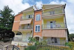 ZADARSKÁ RIVIÉRA SV. FILIP I JAKOV VILLA PRIMORJA MODERNÍ RODINNÉ APARTMÁNY POLOHA: vila se nachází na okraji letoviska směrem k Biogradu na Moru asi 150 m od krásné písčito-oblázkové pláže.