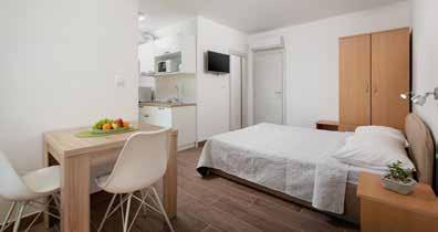 UBYTOVÁNÍ: Studio S2+1 s čelním výhledem na moře - jednopokojový apartmán s manželským lůžkem a s možností rozkládací přistýlky pro dítě max do 15 let (za poplatek), vybavený kuchyňský koutek s