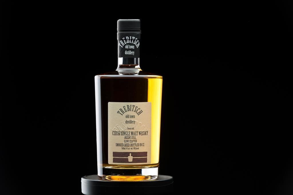 CZECH SINGLE MALT WHISKY NÁŠ HLAVNÍ PRODUKT JEDNODRUHOVÁ SLADOVÁ WHISKY 3 LETÁ