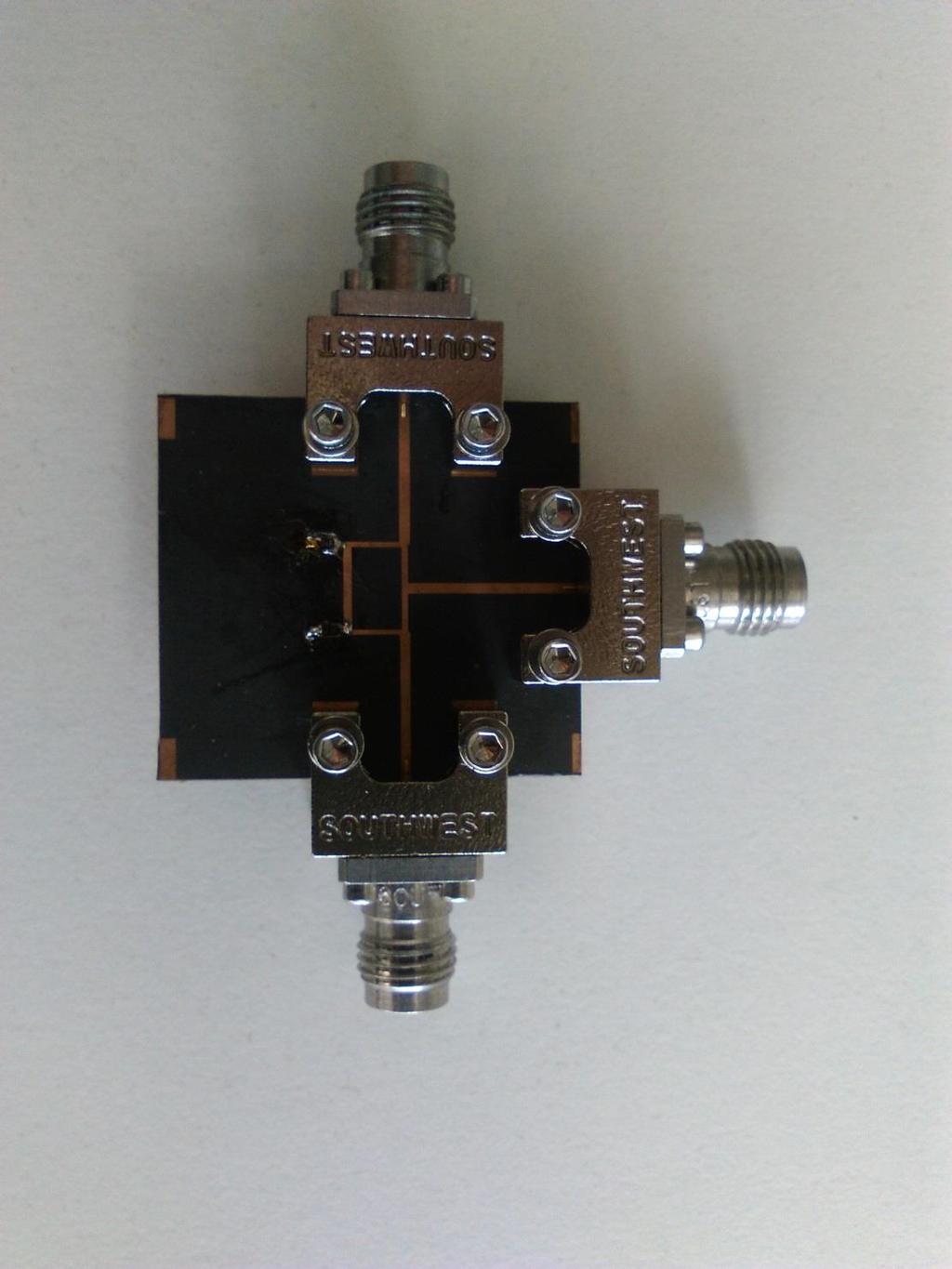 kompatibilní s konektory 2,92, popř. 3,5 mm VNA. Byl zaveden přechod z 3,5 na 2,4 mm.