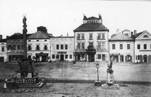 ERNST HEBLING Narodil se 1. prosince 1845 v Olomouci v rodině zámečnického mistra. V Olomouci také absolvoval svá gymnaziální studia. Poté se vyučil knihkupcem a praxi získal mj.