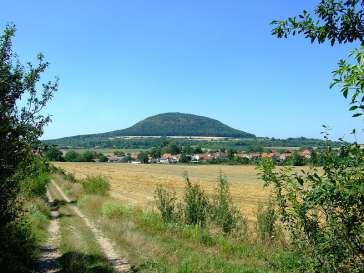 Tyto horniny mají uspořádání všesměrné, ale často proudovité nebo se v nich utvořily póry při unikání plynů z magmatu. Magma i láva tuhly často ve velkých tělesech.