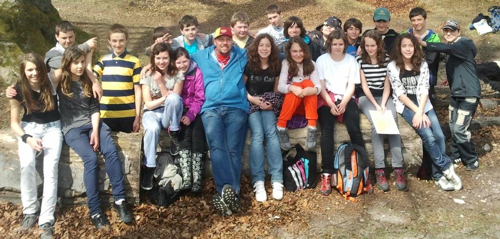 Představujeme VIII. A Další šťastlivci jsou žáci z VIII. A. Velitelem této bandy je pan učitel Vladimír Chlup. Dohromady je ve třídě 23 žáků, z toho 10 holek a 13 kluků.