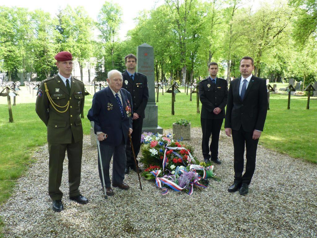 * Účast strážníků při kladení věnců na vzpomínkovém aktu u příležitosti
