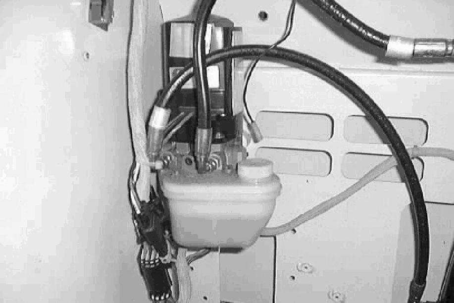 ÚDRŽBA HYDRAULIKA NÁDRŽ PRO HYDRAULICKOU KAPALINU Nádrž je umístěna za košem na nečistoty. Krytka plnicího hrdla je umístěna v horní části nádrže.