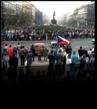 Na Slovensko boli podniky vo vlastníctve štátu. Na policiach mohol byť len tovar vyrobený v štátnych podnikoch.