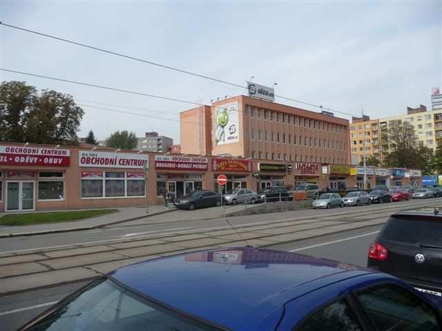 3) Srovnávací hodnota 1. srovnatelná nemovitost Obvyklá cena ul. Vítkovická, Ostrava - Budova se 4-mi nadzemními podlažími, nepodsklepená, v 1.NP budovy se nachází výhradně obchodní prostory, 2-4.