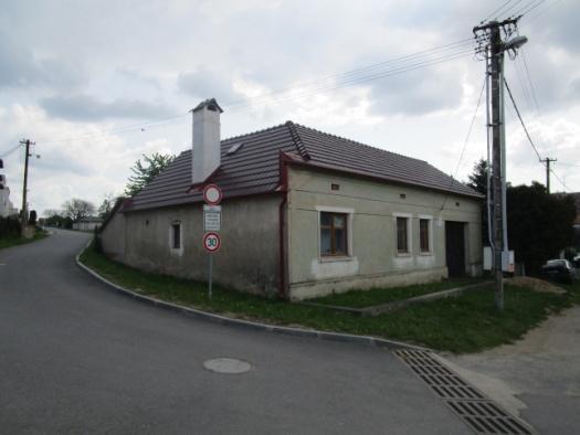 místnostech prkenné, ostatní beton. Dům má lokální vytápění, rozvod světelné elinstalace, rozvod studené vody.