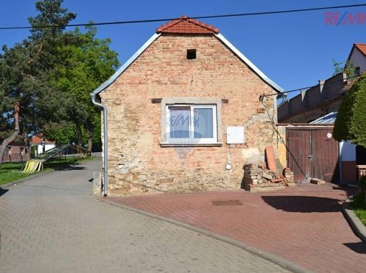 7 Užitná podlahová plocha : 70 m 2 Plocha pozemků : 1 328 m 2 JC - cena za užitnou plochu : 14 286,- Kč/m 2 KC koef. upravující cenu : 0,68 JCU cena za užitnou plochu upravená koef.
