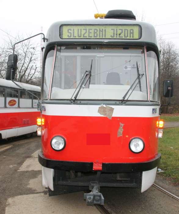 K nehodě mezi chodcem a tramvají došlo z důvodu náhlého vstupu chodce do jízdní dráhy tramvaje.