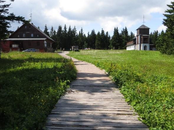 1. NAUČNÁ STEZKA ČERNOHORSKÉ RAŠELINIŠTĚ Délka: 5 km Povrch: zpevněná cesta, povalové chodníčky, balvany Vhodné pro: kočárek ano, odrážedla, kola ne, na rašeliniště je jim vstup zakázán Výchozí bod: