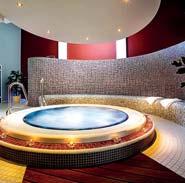 vírivka oddychová zóna pri bazéne v letnom období možnosť opaľovania sa s výhľadom na Nízke Tatry saunový svet (fínska, infra, parná, soľná sauna) Kneippov kúpeľ