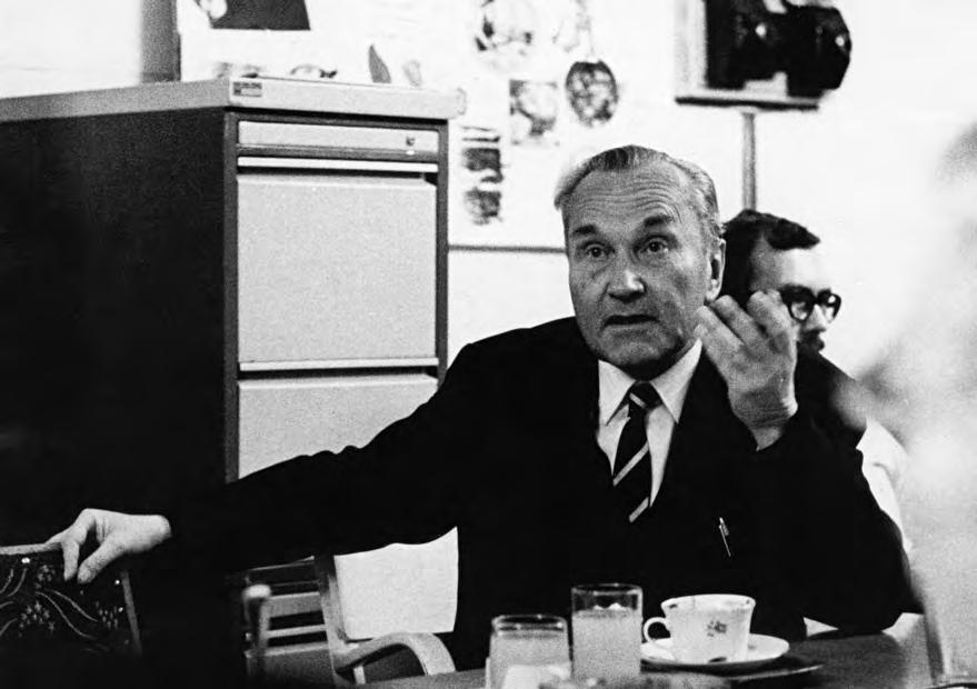 J. Patočka na jednom ze soukromých seminářů (foto Jan Endrýs) Kacířský filosof V roce 1975 vyšly v samizdatové edici Petlice, organizované Ludvíkem Vaculíkem, Kacířské eseje o filosofii dějin.